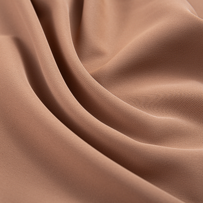 DS347 220GSM Světle hnědá Vysoce elastická matná tkanina šetrná k pokožce proti vráskám 3/1 šikmá polyesterová spandex strečová tkanina ve čtyřech směrech